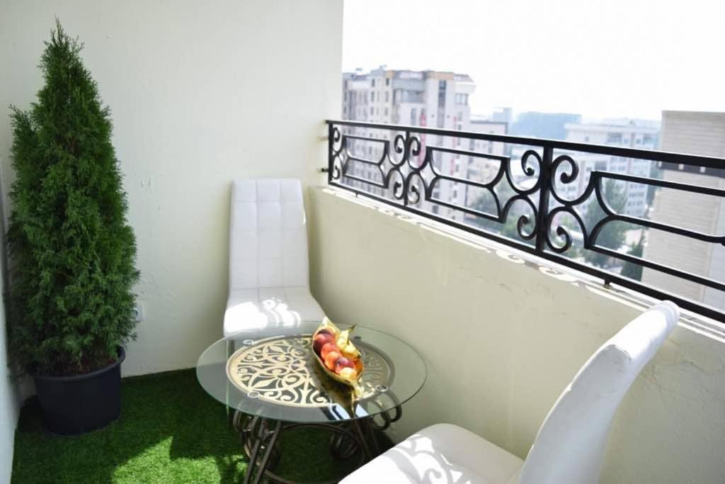 Sunny Apartment With Mountain View Bishkek Exterior photo